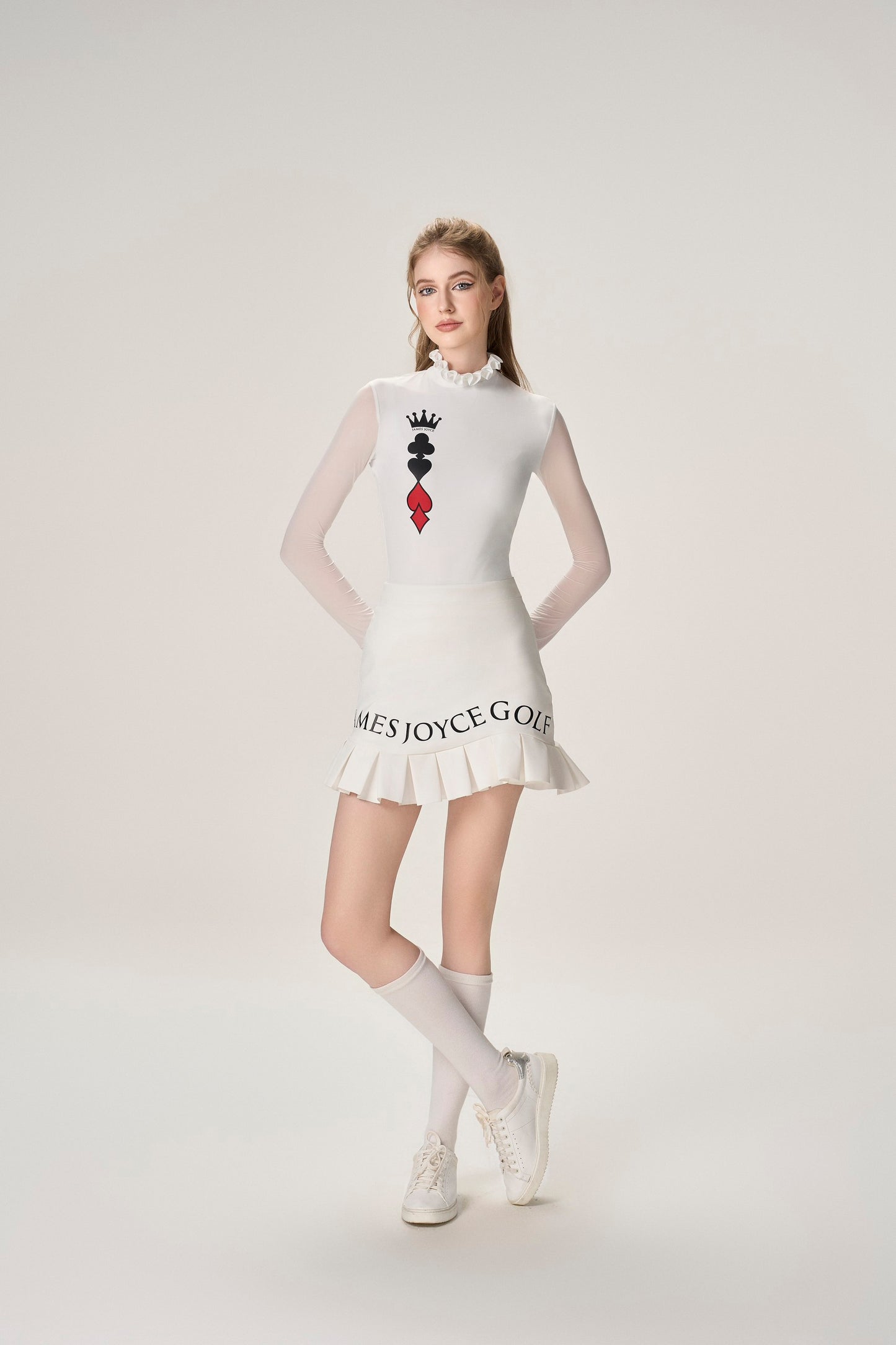 女卡白裙