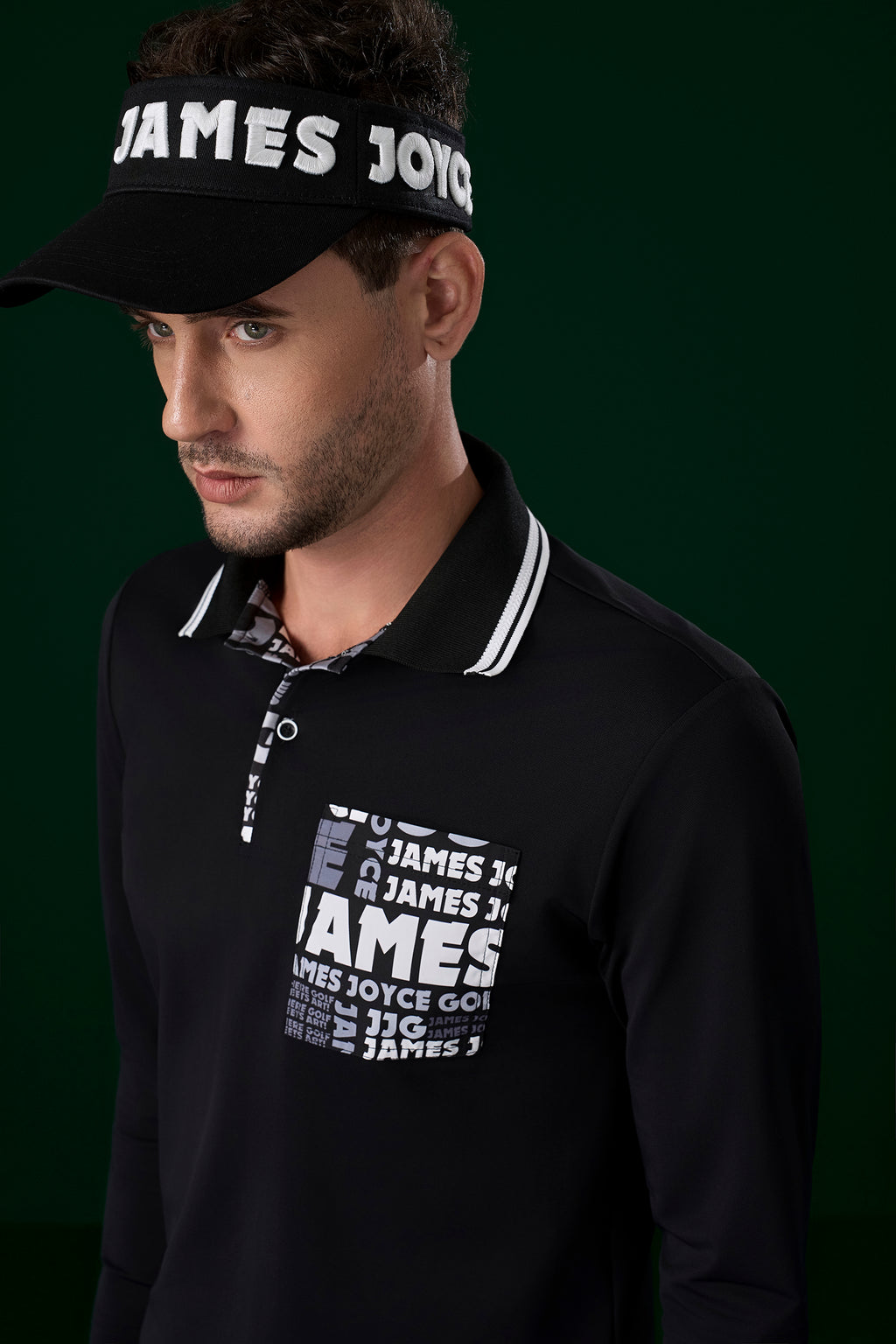 James Joyces가 자수된 검은색 반모자